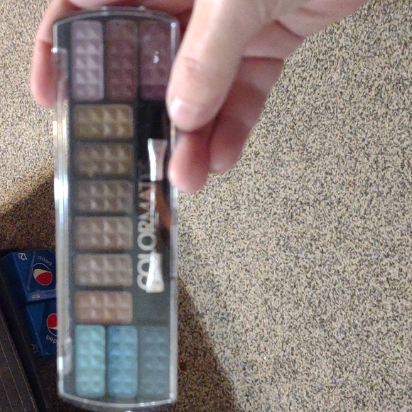 Colormates eyeshadow - Picture 1 of 2